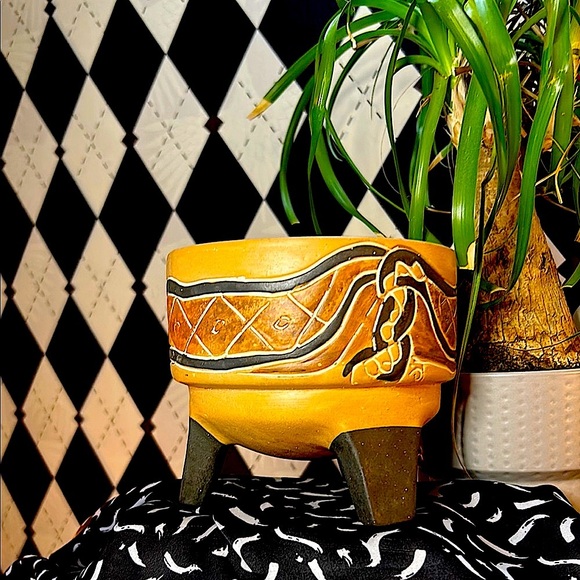 Vintage Tripod Pottery with Primitive Snake Motif - Never Used - Picture 7 of 11